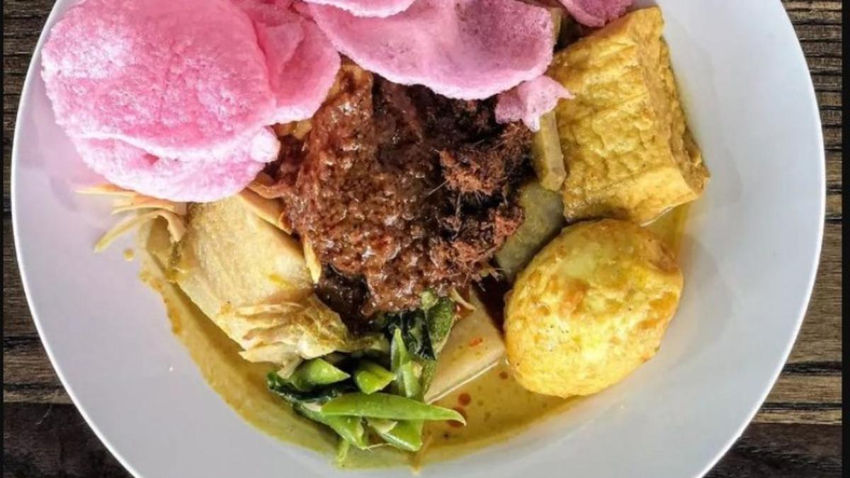Ketupat Sayur Padang: Santapan Harian yang Menghangatkan Jiwa di Cilacap
